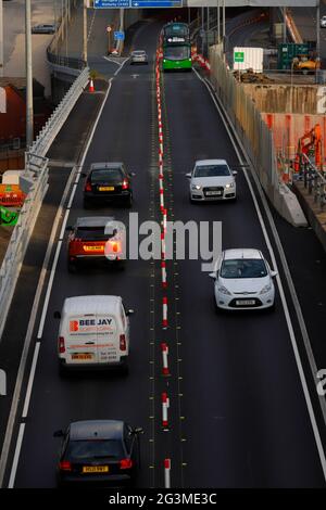 Un controflow attualmente in uso sulla A64M nel centro di Leeds, mentre sono in corso lavori di aggiornamento di Regent Street Flyover. Foto Stock