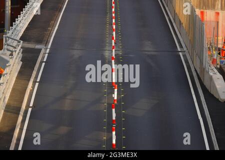 Un controflow attualmente in uso sulla A64M nel centro di Leeds, mentre sono in corso lavori di aggiornamento di Regent Street Flyover. Foto Stock