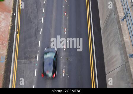 Un controflow attualmente in uso sulla A64M nel centro di Leeds, mentre sono in corso lavori di aggiornamento di Regent Street Flyover. Foto Stock