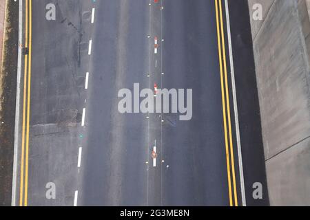 Un controflow attualmente in uso sulla A64M nel centro di Leeds, mentre sono in corso lavori di aggiornamento di Regent Street Flyover. Foto Stock