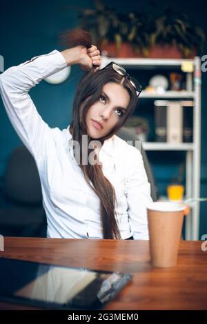Business lady soffoca se stessa con i capelli. Foto Stock