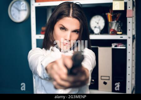 Donna giocando con la pistola. Foto Stock