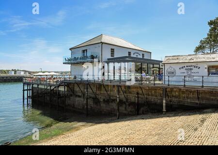 Con il blocco, le folle affollano caffè all'aperto e ristoranti come Pier Masters House a Phoenic Wharf, Plymouth Barbican. Aperto nel 2020 Foto Stock