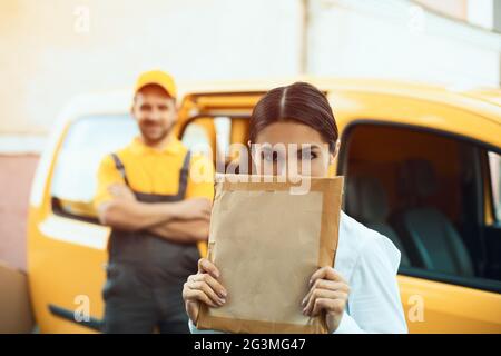 Donna che mantiene tan avvolgono. Foto Stock