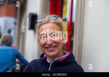 Donna russa anziana bionda al Cafe di Killaloe Irlanda Foto Stock