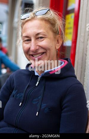 Donna russa anziana bionda al Cafe di Killaloe Irlanda Foto Stock