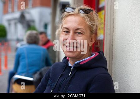 Giovane donna millenaria al caffè all'aperto Foto Stock