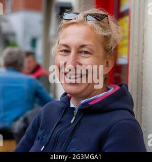 Donna russa anziana bionda al Cafe di Killaloe Irlanda Foto Stock