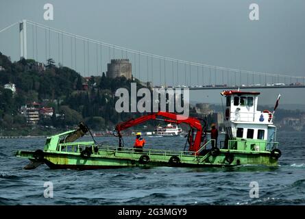 Nave skimmer spazzatura pulire la superficie dell'acqua dello stretto del Bosforo dalla spazzatura a Istanbul Foto Stock