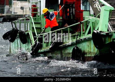 Nave skimmer spazzatura pulire la superficie dell'acqua dello stretto del Bosforo dalla spazzatura a Istanbul Foto Stock