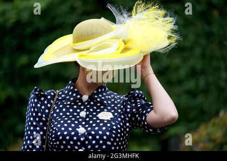 Maria Zherebtsova indossa una copertura facciale mentre arriva prima del terzo giorno di Ascot reale all'Ippodromo di Ascot. Data immagine: Giovedì 17 giugno 2021. Foto Stock