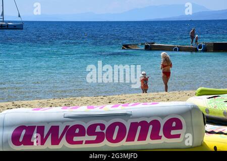 SKIATHOS, GRECIA - 13 giugno 2021: Vacanze nelle isole greche, estate 2021, la famosa spiaggia di Koukounaries , isola di Skiathos , Grecia 6-13-2021 Foto Stock