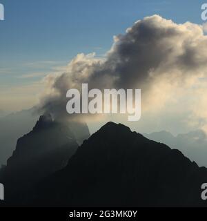 Cloud su supporto Wendestock. Vista dal Monte Titlis. Foto Stock