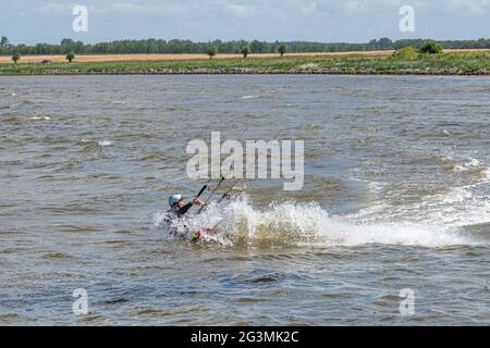 13 giugno 2021 - Malmo, Svezia: Un kite surfer pratica la sua abilità una ventosa giornata estiva Foto Stock