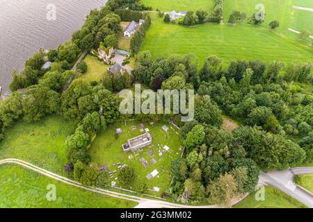 Castello Città Cimitero su Lough Derg, County Tipperary Irlanda Foto Stock