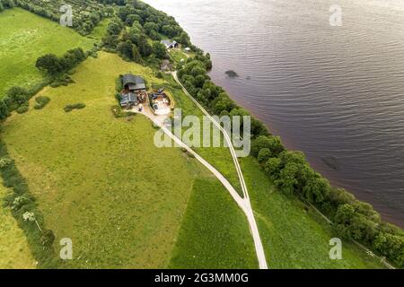 Castello Città Cimitero su Lough Derg, County Tipperary Irlanda Foto Stock