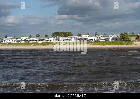 13 giugno 2021 - Malmo, Svezia: RVS parcheggiata da una spiaggia una ventosa giornata estiva. Le vendite di veicoli a motore sono aumentate da quando la pandemia ha reso più difficile il viaggio internazionale Foto Stock