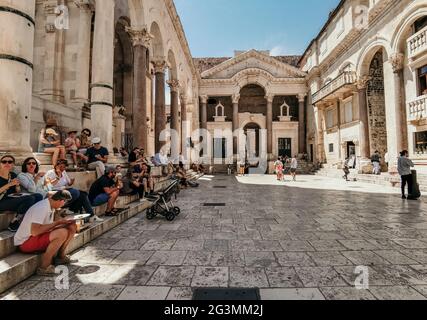 SPALATO, CROAZIA - 13 giugno 2021: Turisti seduti sulle scale all'interno del palazzo di Diocleziano a Spli Foto Stock