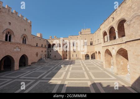 Cortile del Palazzo del Gran Maestro dei Cavalieri di Rodi, Grecia. Costruito nel 14 secolo, il palazzo è stato dichiarato Patrimonio dell'Umanità dall'UNESCO Foto Stock