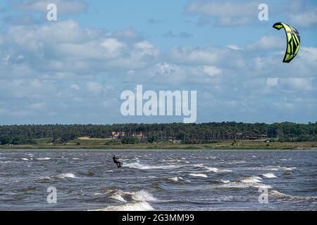 13 giugno 2021 - Malmo, Svezia: Un kite surfer pratica la sua abilità una ventosa giornata estiva Foto Stock