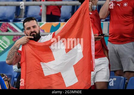 Roma, Italia. 16 Giugno 2021. Sostenitore svizzero prima della tappa del Gruppo UEFA Euro 2020 - incontro di calcio tra Italia e Svizzera allo stadio Olimpico di Roma (Italia), 16 giugno 2021. Photo Andrea Staccioli/Insifefoto Credit: Insifefoto srl/Alamy Live News Foto Stock