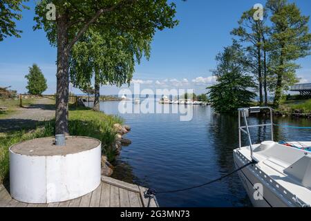 5 giugno 2021 - Habo, Svezia: L'insenatura di Domband marina, lago Vattern una calda giornata estiva. Foto scattata dall'ombra dei pini sulla spiaggia di Domsand, Habo Foto Stock