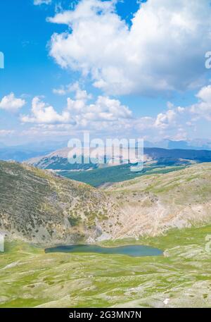 Lago di Duchessa e Monte Murolango (Italia) - la cima paesaggistica del Monte Murolondo con il Monte Velino e il Lago di Duchessa, Rieti, Lazio Abruzzo. Foto Stock