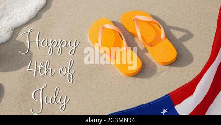 Composizione di felice 4 luglio testo sulla bandiera americana, flip flop sulla spiaggia e mare Foto Stock