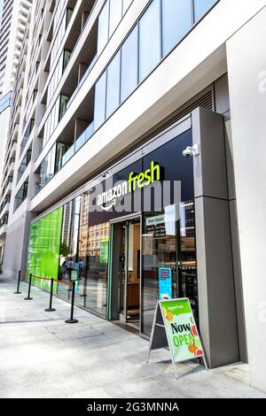 14 Giugno 2021 - nuovo negozio di alimentari Amazon Fresh a Wood Wharf, Canary Wharf London, UK Foto Stock