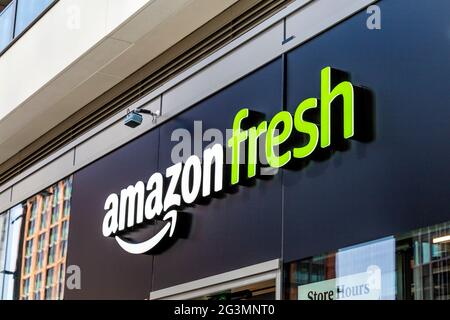 14 Giugno 2021 - nuovo negozio di alimentari Amazon Fresh a Wood Wharf, Canary Wharf London, UK Foto Stock