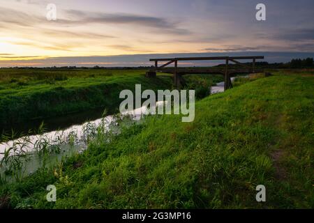 Ponte di cemento sul fiume Uherka nella Polonia orientale, vista serale Foto Stock