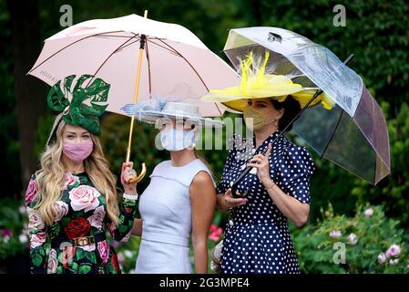 Lesya Warren (a sinistra), Kate Ozerov e Maria Zherebtsova arrivano prima del terzo giorno della Royal Ascot all'ippodromo di Ascot. Data immagine: Giovedì 17 giugno 2021. Foto Stock