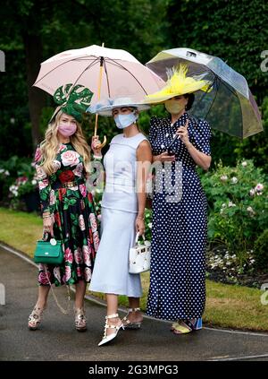 Lesya Warren (a sinistra), Kate Ozerov e Maria Zherebtsova arrivano prima del terzo giorno della Royal Ascot all'ippodromo di Ascot. Data immagine: Giovedì 17 giugno 2021. Foto Stock