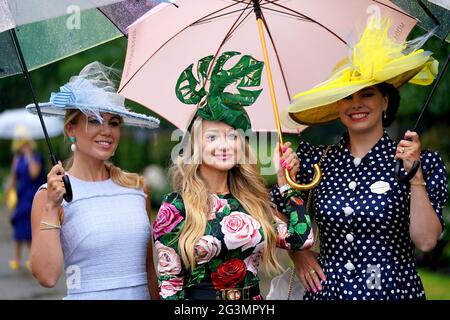 Kate Ozerov (a sinistra), Lesya Warren e Maria Zherebtsova arrivano prima del terzo giorno della Royal Ascot all'ippodromo di Ascot. Data immagine: Giovedì 17 giugno 2021. Foto Stock