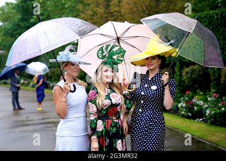 Kate Ozerov (a sinistra), Lesya Warren e Maria Zherebtsova arrivano prima del terzo giorno della Royal Ascot all'ippodromo di Ascot. Data immagine: Giovedì 17 giugno 2021. Foto Stock