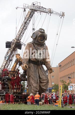 Leeuwarden, Paesi Bassi, 19 agosto 2018 - i Giganti del teatro Royal de Luxe nella capitale della cultura 2018, Leeuwarden, t Foto Stock