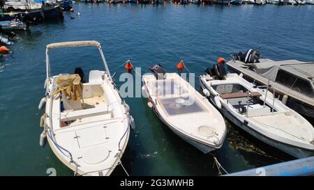Barche da pesca a Marina Bay della Costa cittadina di Igoumenitsa nel Mar Ionio, Epiro, Grecia Foto Stock
