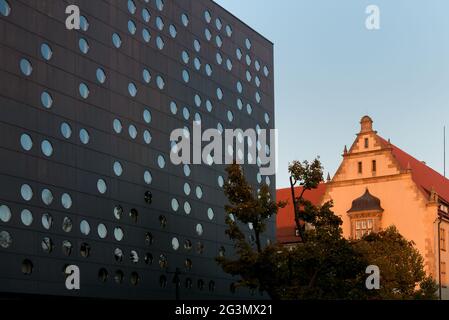 '21.10.2018, Wroclaw, bassa Slesia, Polonia - facciata moderna di un edificio dell'Università tecnica (Politechnika Wroclawska), sul vecchio edificio di destra Foto Stock