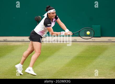 Il tunisino Ons Jabeur in azione contro il canadese Leylah Fernandez durante il quarto giorno del Viking Classic all'Edgbaston Priory Club di Birmingham. Data immagine: Giovedì 17 giugno 2021. Foto Stock