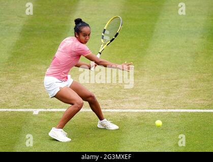 Il canadese Leylah Fernandez in azione contro il tunisino Ons Jabeur durante il quarto giorno del Viking Classic all'Edgbaston Priory Club di Birmingham. Data immagine: Giovedì 17 giugno 2021. Foto Stock