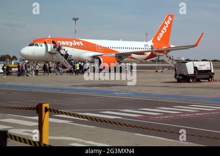 '20.07.2019, Schoenefeld, Brandeburgo, Germania - i viaggiatori salono a bordo di un aereo easyjet all'aeroporto di Schoenefeld. 00S190720D567CAROEX.JPG [VERSIONE MODELLO: NO, Foto Stock