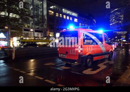 '18.11.2019, Berlino, Germania - ambulanza di emergenza della brigata di Berlino in serata. 00S191118D221CAROEX.JPG [VERSIONE DEL MODELLO: NO, PROPRIETÀ R Foto Stock