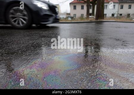 '03.03.2020, Berlino, Germania - macchia di benzina sull'asfalto. 00S200303D136CAROEX.JPG [RELEASE DEL MODELLO: NO, RELEASE DELLA PROPRIETÀ: NO (c) caro images / Bastian, Foto Stock