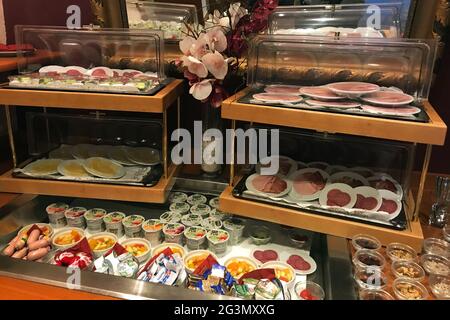 '04.09.2020, Iffezheim, Baden-Wuerttemberg, Germania - Germania - effetti della pandemia della corona: Solo cibo preconfezionato per la prima colazione su un buffet dell'hotel. Foto Stock