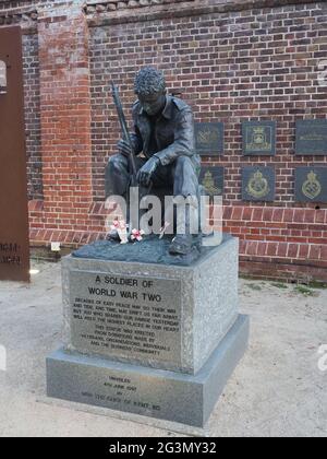 Figura di bronzo di un soldato della seconda guerra mondiale al D Day Museum di Southsea vicino a Portsmouth, Inghilterra Foto Stock