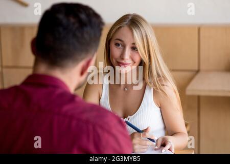 Amato coppia giovane rendendo note Foto Stock