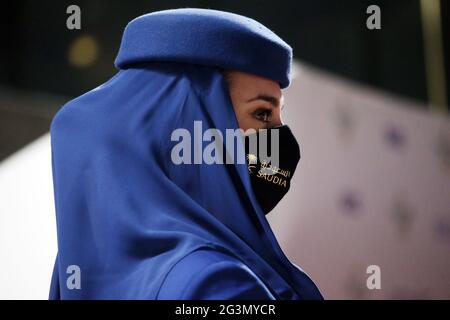 '20.02.2021, Riad, Riyadh, Arabia Saudita - l'assistente di volo della Saudi Arabian Airlines indossa protezione bocca-naso in tempi di pandemia corona. 00S21022 Foto Stock