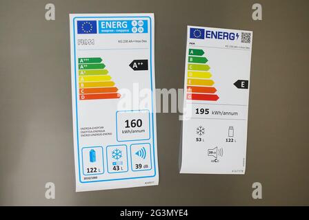 '24.02.2021, Berlino, Berlino, Germania - etichetta di efficienza energetica vecchia e nuova sulla porta di un frigorifero. A partire dal 01.03.2021 si applicheranno le nuove classi A-G. Foto Stock