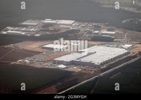 '28.03.2021, Gruenheide, Brandeburgo, Germania - Vista aerea: Cantiere del Gigafactory di Tesla Berlino-Brandeburgo. 00S210328D1302CAROEX.JPG [. Foto Stock