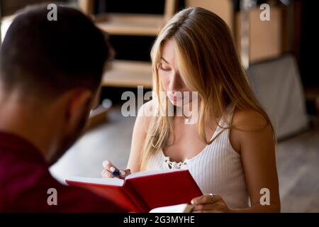 Amato coppia giovane rendendo note Foto Stock